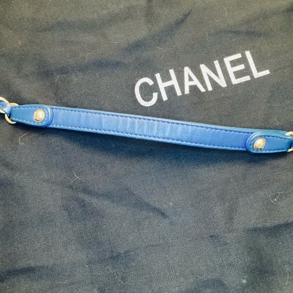 CHANEL Reverse V-Stitch Shoulder Bag - Picture 5 of 13